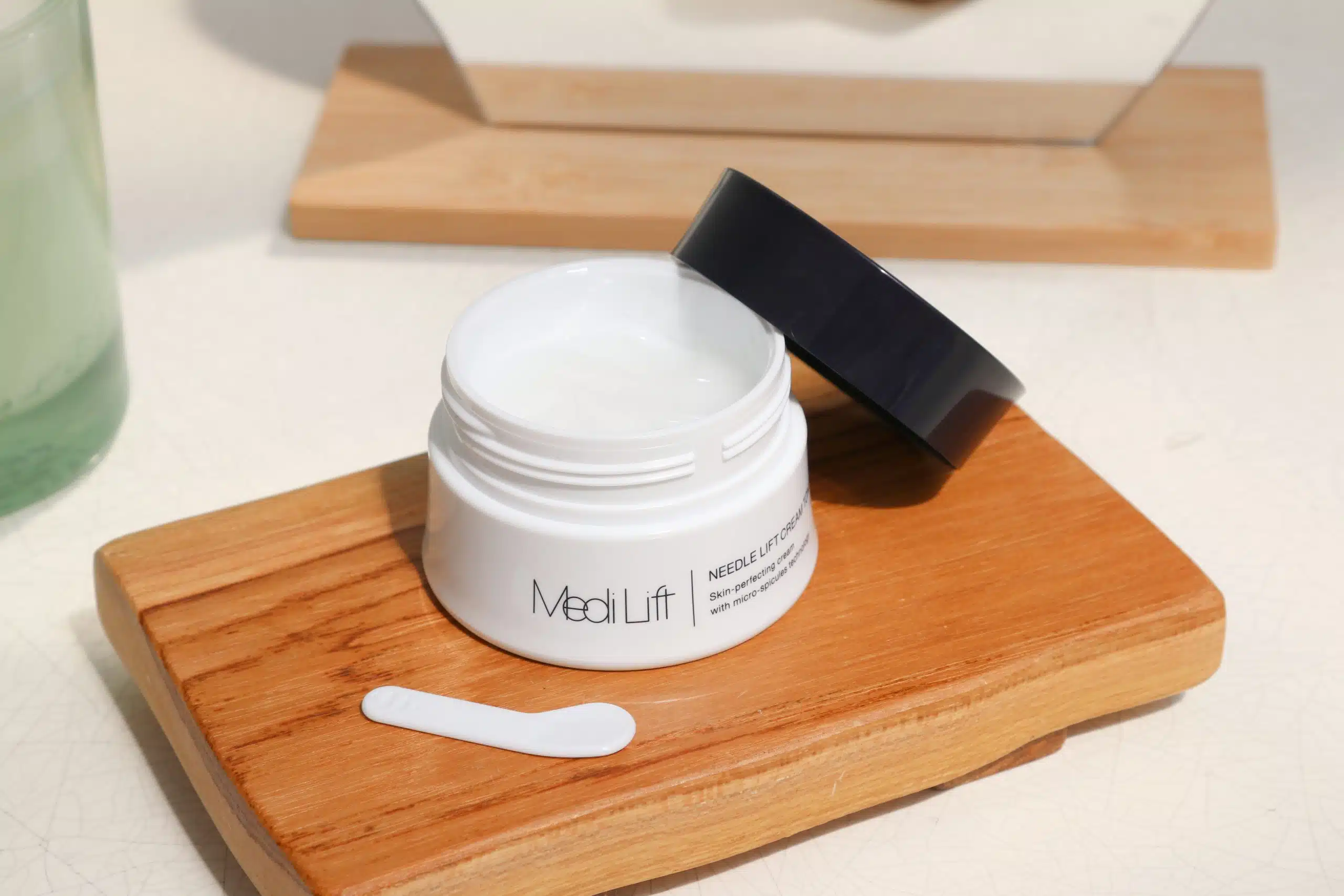 YA-MAN Medi Lift Needle Lift Cream инновационный крем-лифтинг с эффектом микронидлинга — изображение 4