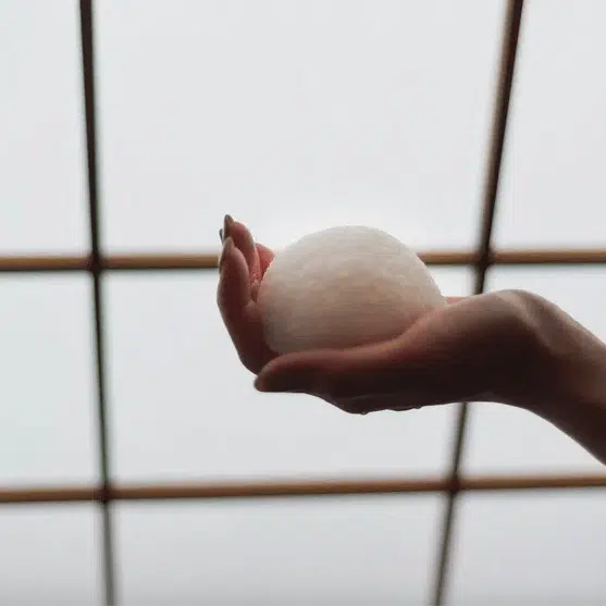 MAKANAI Simple and Silky Smooth Konnyaku Face Sponge натуральная очищающая губка для лица (Жемчуг) — изображение 4